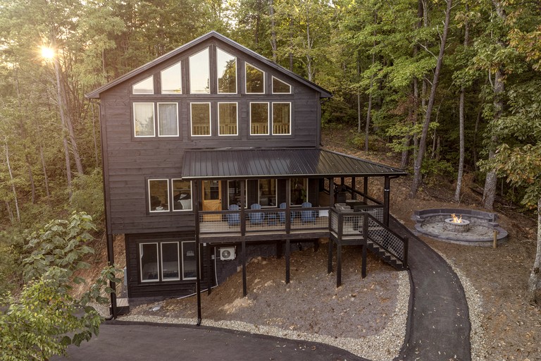 Stunning Spacious Cabin with Fire Pit, Game Room, Jacuzzi and Deck in TN