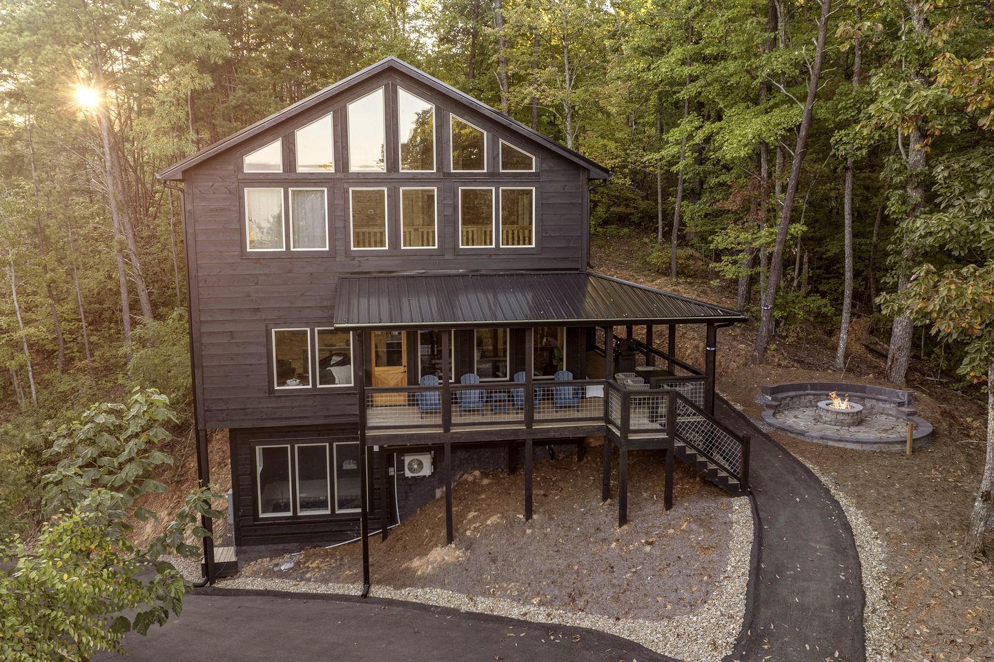Stunning Spacious Cabin with Fire Pit, Game Room, Jacuzzi and Deck in TN