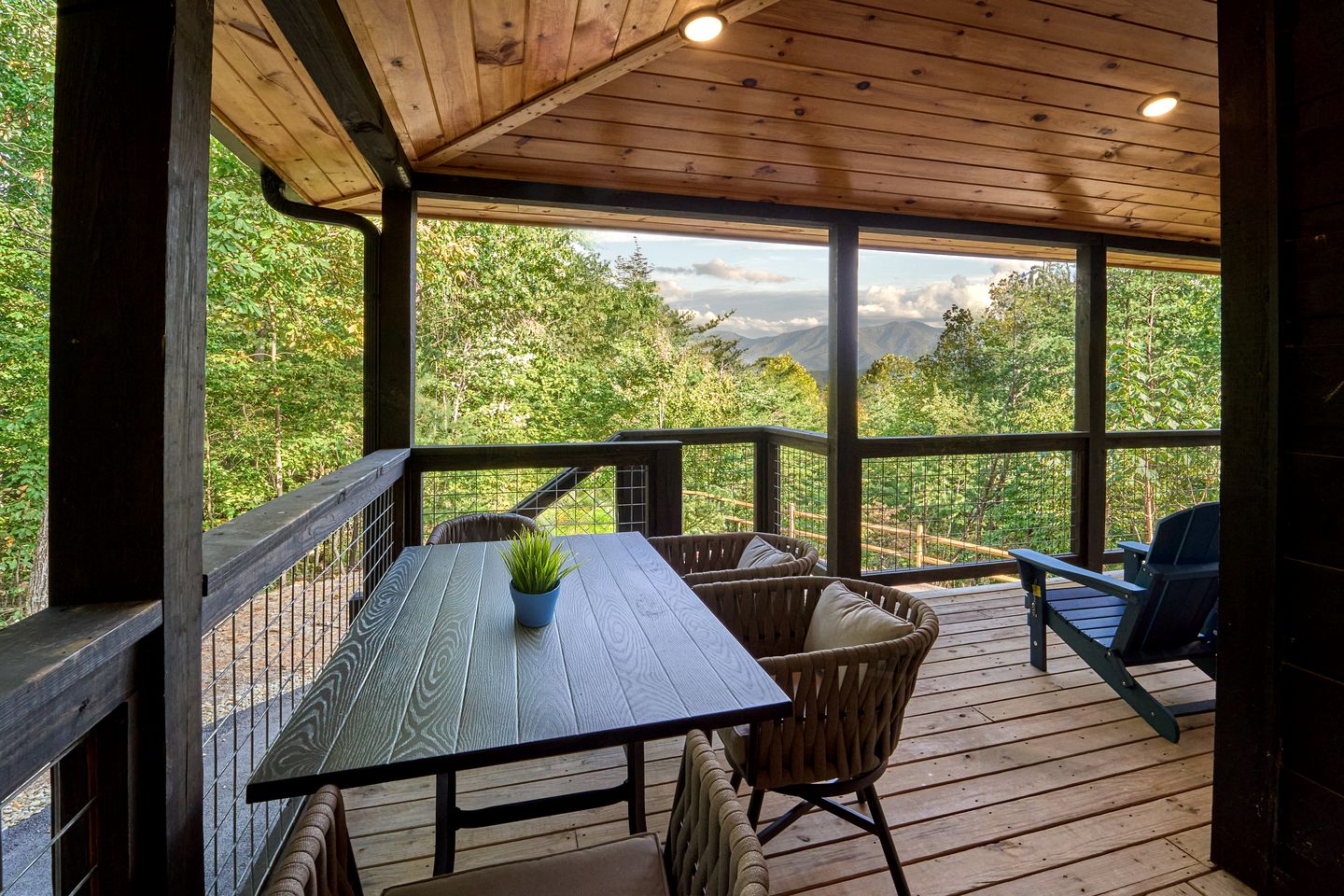 Stunning Spacious Cabin with Fire Pit, Game Room, Jacuzzi and Deck in TN