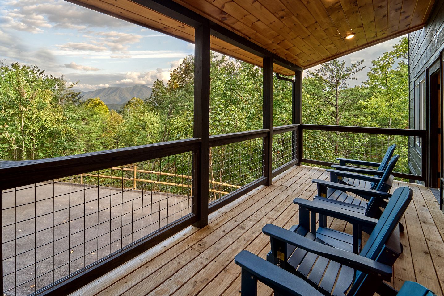 Stunning Spacious Cabin with Fire Pit, Game Room, Jacuzzi and Deck in TN