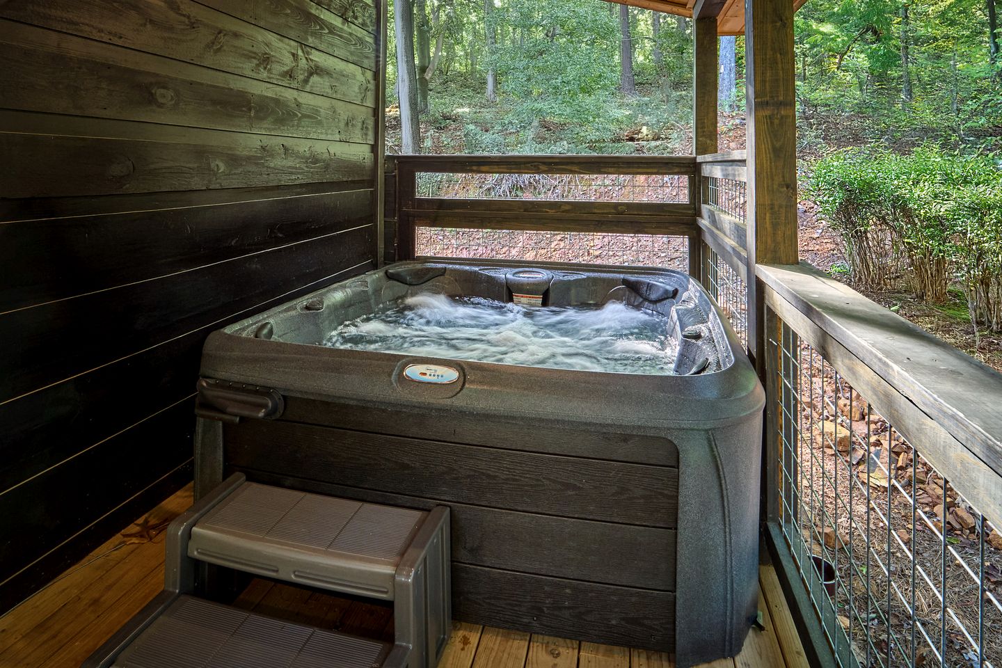 Stunning Spacious Cabin with Fire Pit, Game Room, Jacuzzi and Deck in TN