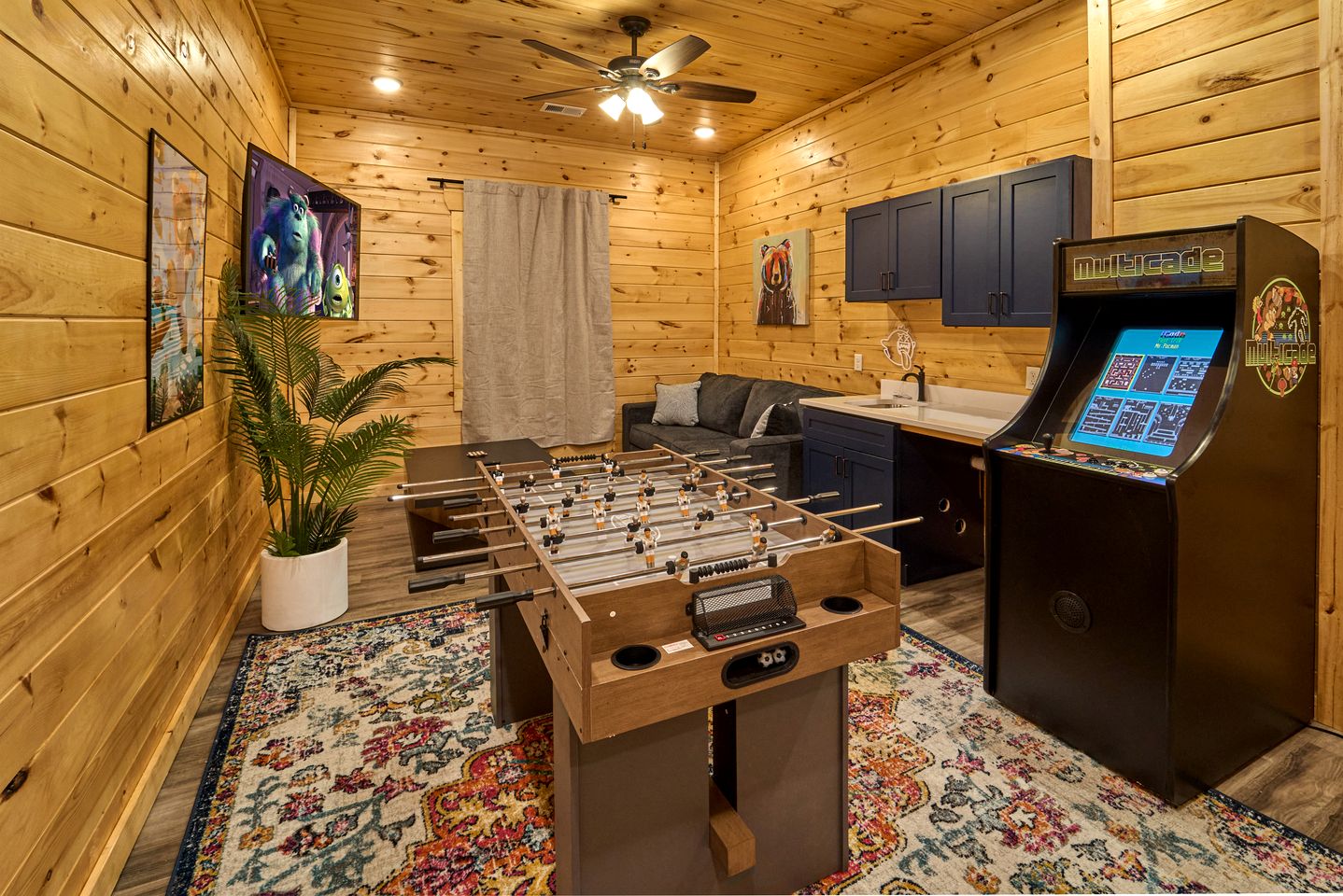 Stunning Spacious Cabin with Fire Pit, Game Room, Jacuzzi and Deck in TN