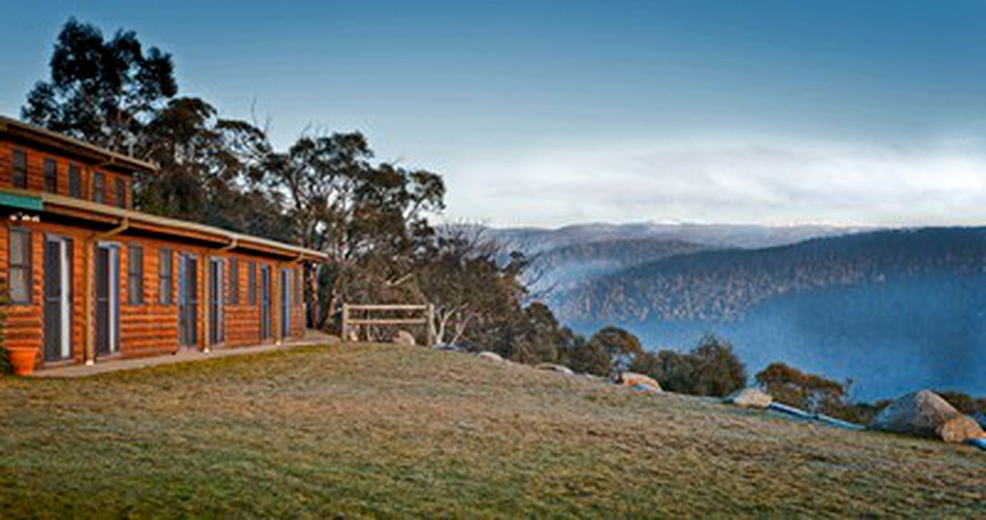 Luxury Nature Lodge Room Close to Ski Slopes in the Snowy Mountains of Australia