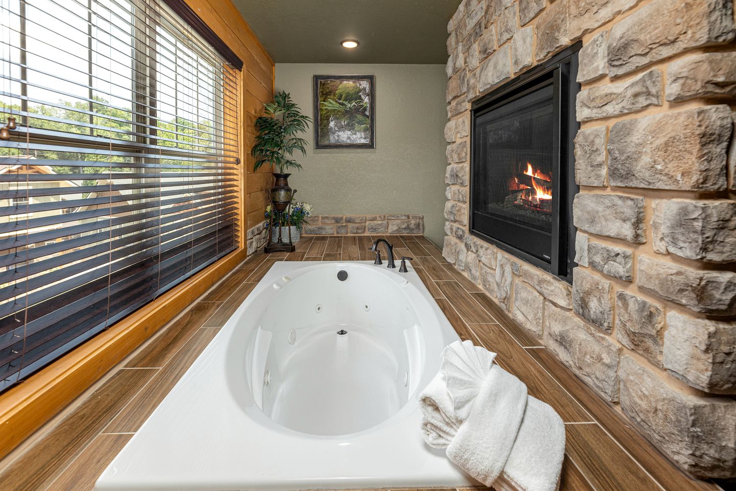 Spectacular Cabin with Exterior and Interior Pool, Sauna and Amazing Outdoor Area in Gatlinburg, Tennessee