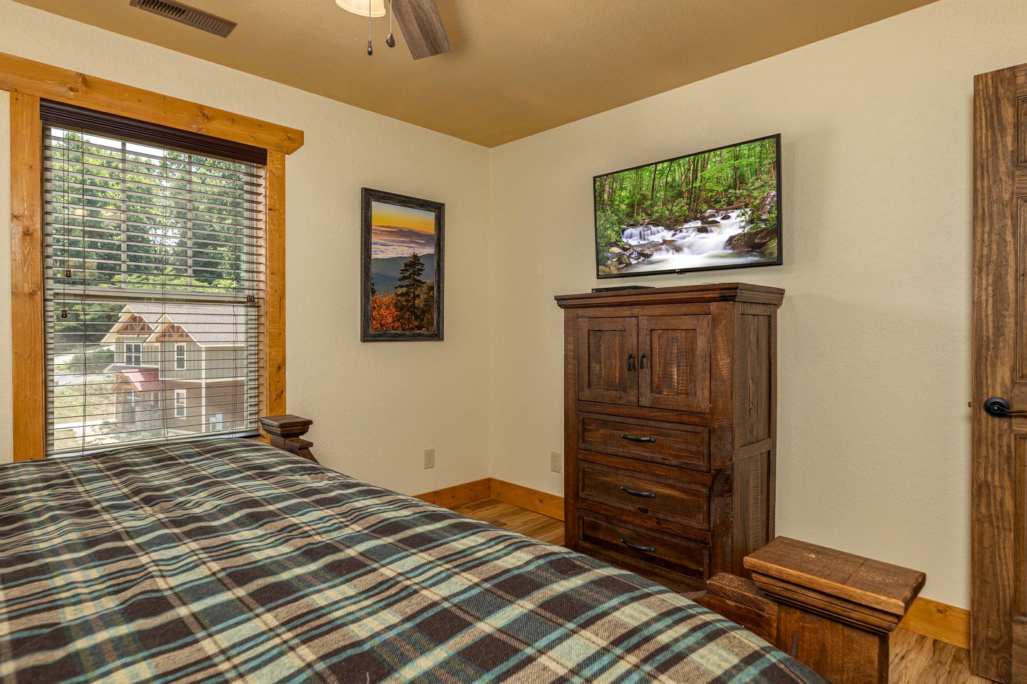 Spectacular Cabin with Exterior and Interior Pool, Sauna and Amazing Outdoor Area in Gatlinburg, Tennessee