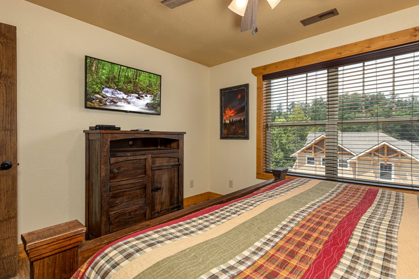 Spectacular Cabin with Exterior and Interior Pool, Sauna and Amazing Outdoor Area in Gatlinburg, Tennessee