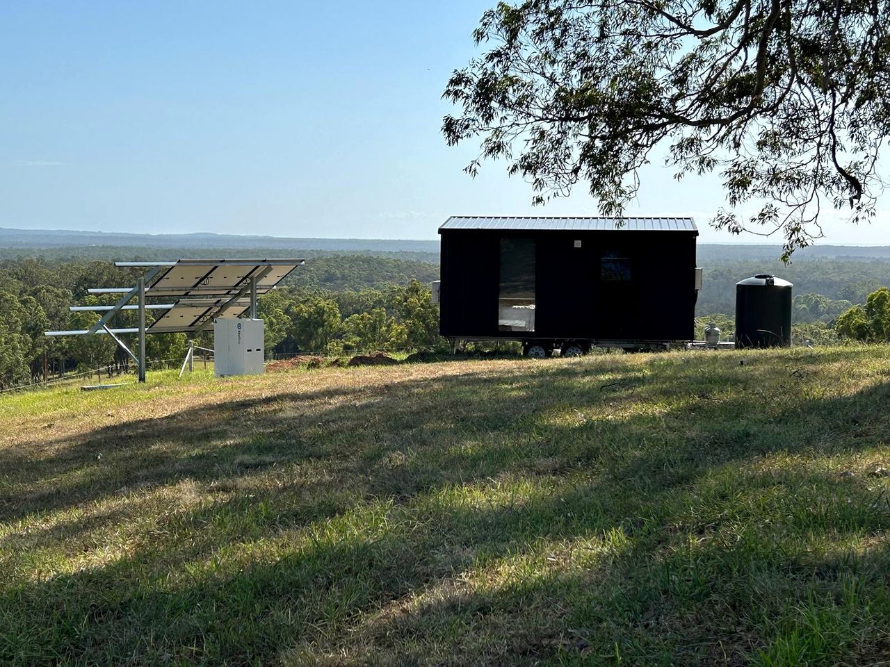 Beautiful Hilltop Tiny House with Breathtaking Views on a Cattle and Equine Training Property in Minimbah, New South Wales