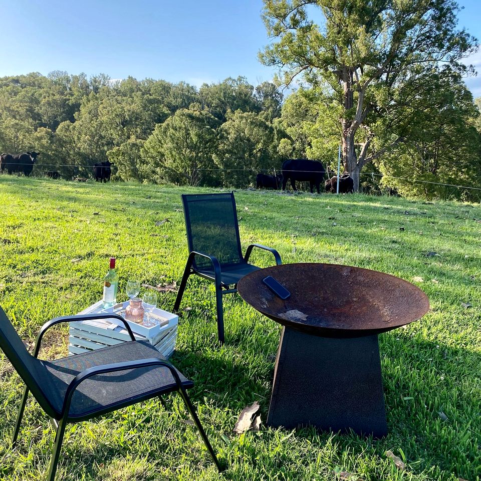Beautiful Hilltop Tiny House with Breathtaking Views on a Cattle and Equine Training Property in Minimbah, New South Wales