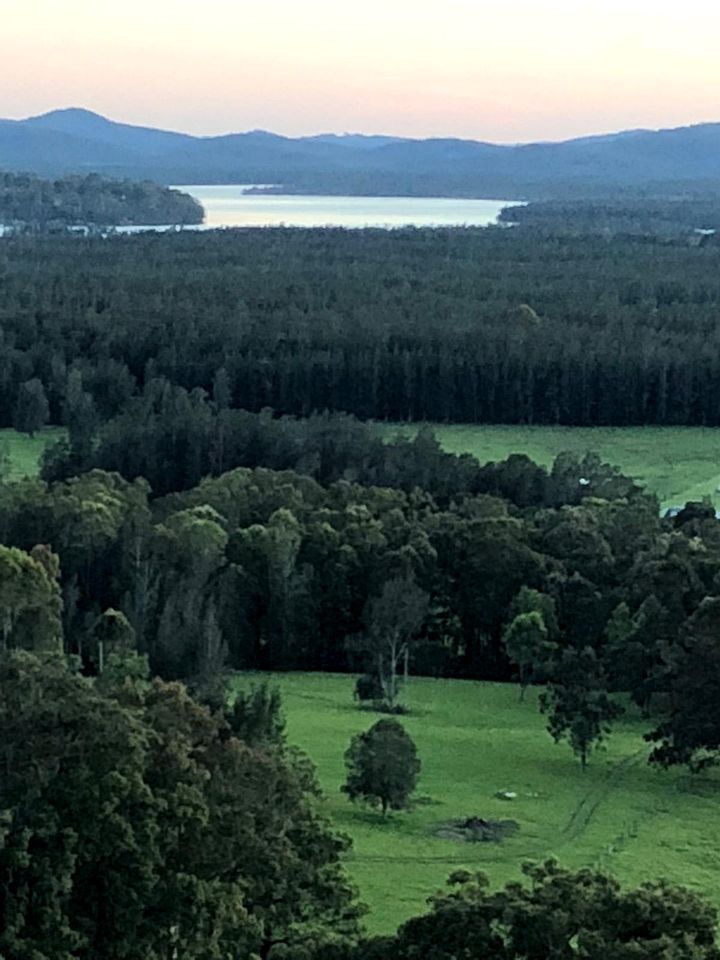 Beautiful Hilltop Tiny House with Breathtaking Views on a Cattle and Equine Training Property in Minimbah, New South Wales