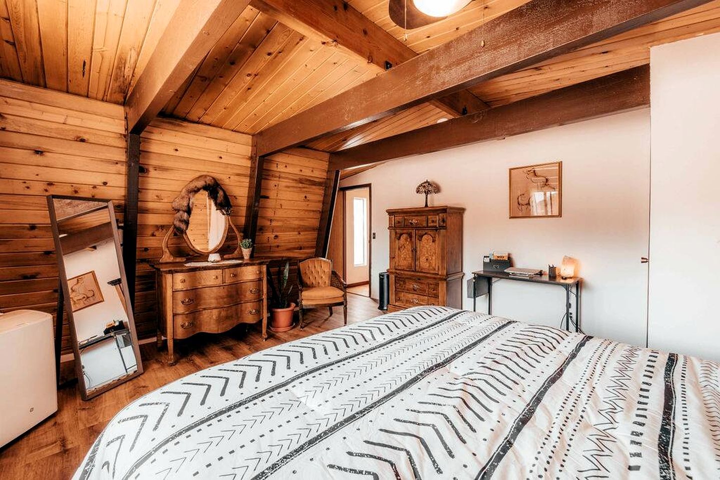 Amazing A-frame with Beautiful Outdoor Living Space and Jacuzzi in San Bernardino, California