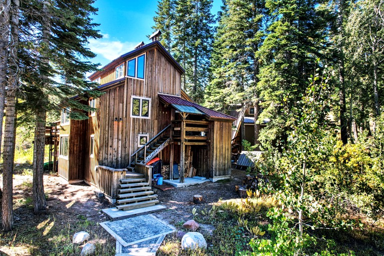 Secluded and Rustic Mountain Cabin near Bear Lake in Bear Valley, California