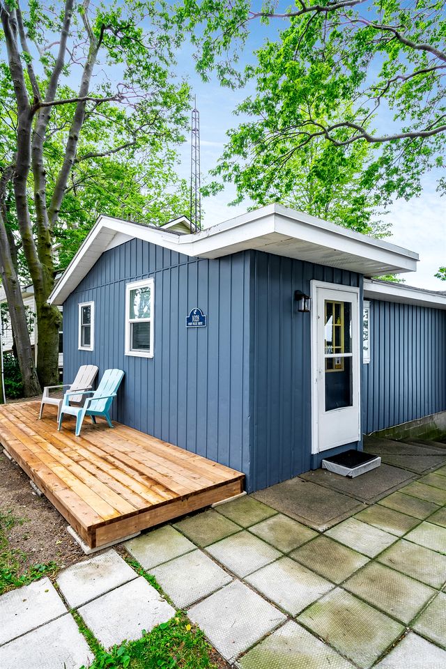 Amazing Beachfront Cottage with Barbecue in Leamington, Ontario