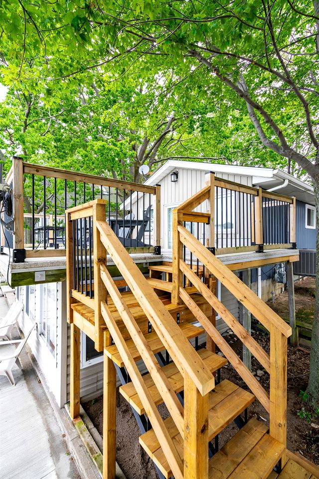 Amazing Beachfront Cottage with Barbecue in Leamington, Ontario