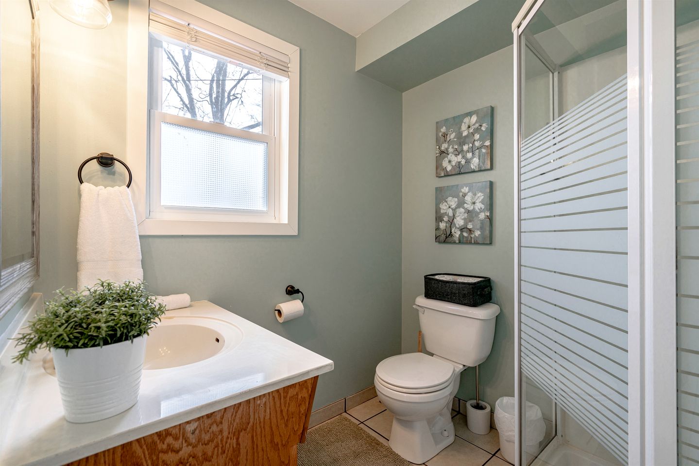 Amazing Beachfront Cottage with Barbecue in Leamington, Ontario