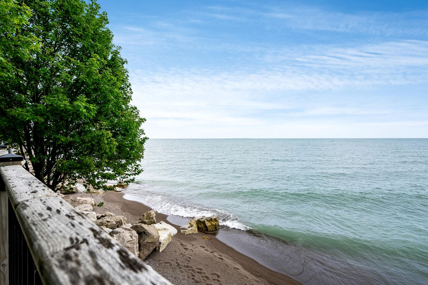 Amazing Beachfront Cottage with Barbecue in Leamington, Ontario