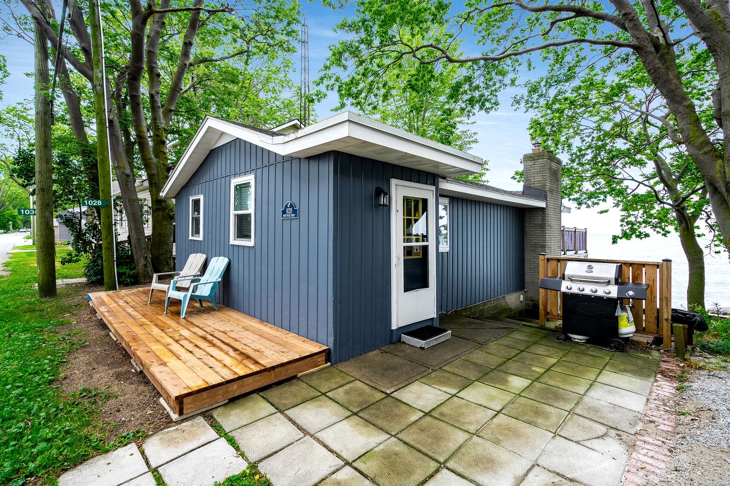 Amazing Beachfront Cottage with Barbecue in Leamington, Ontario