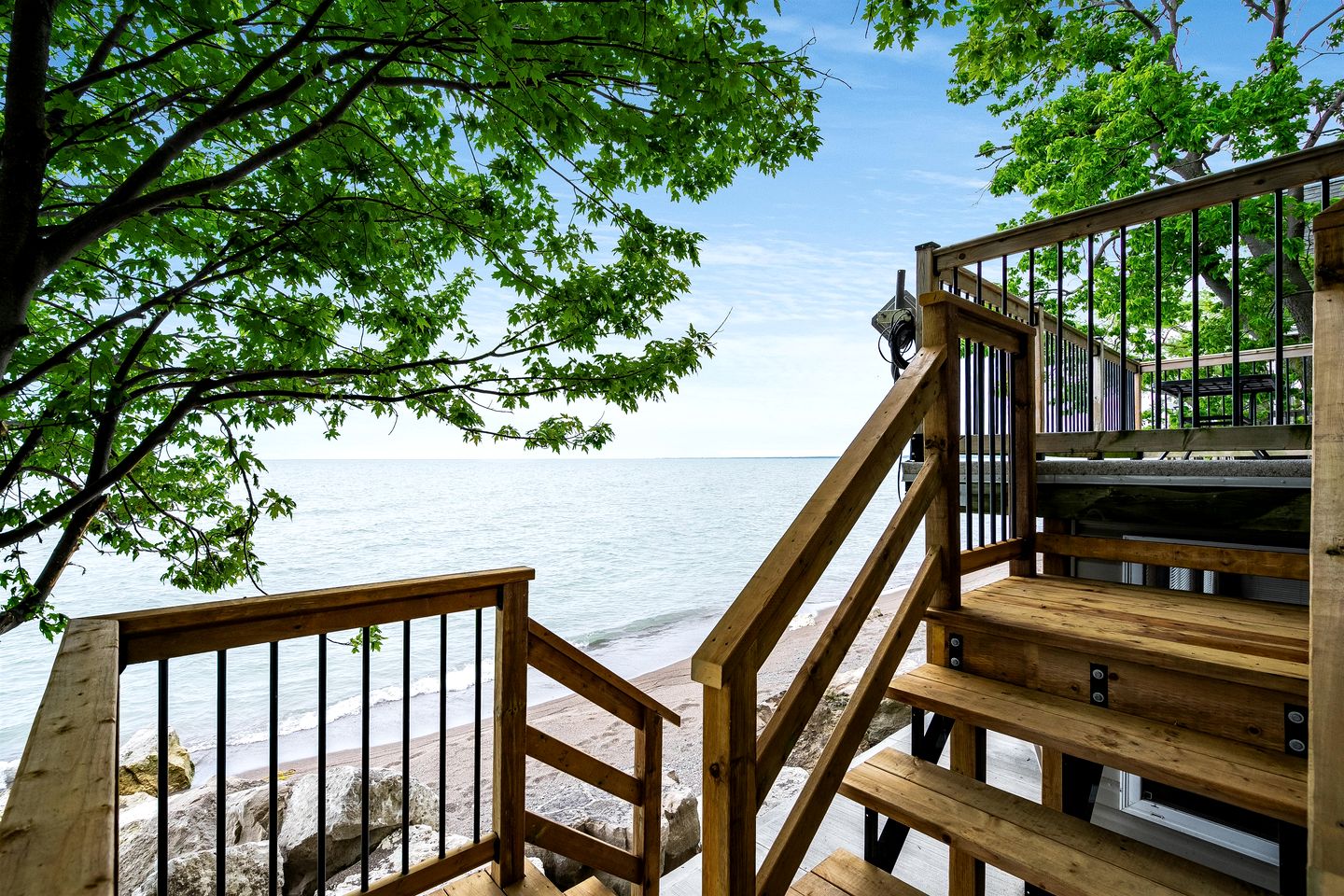 Amazing Beachfront Cottage with Barbecue in Leamington, Ontario