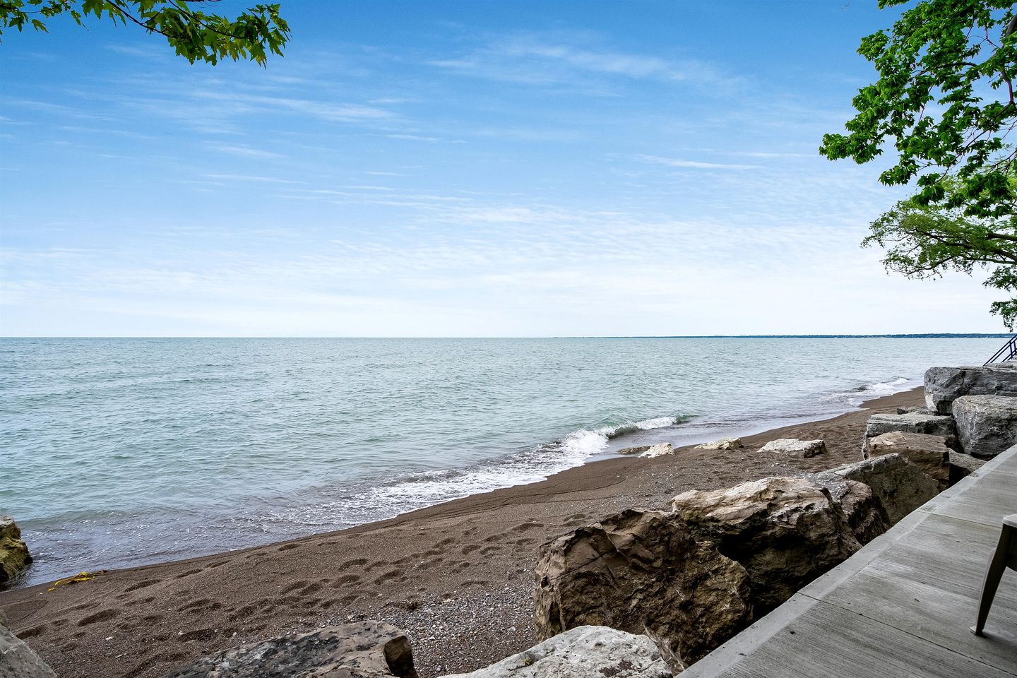 Amazing Beachfront Cottage with Barbecue in Leamington, Ontario