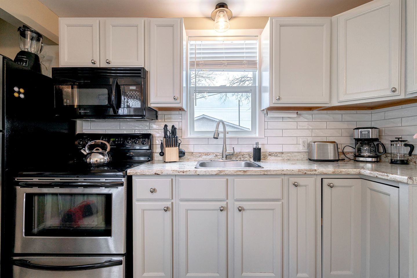 Amazing Beachfront Cottage with Barbecue in Leamington, Ontario