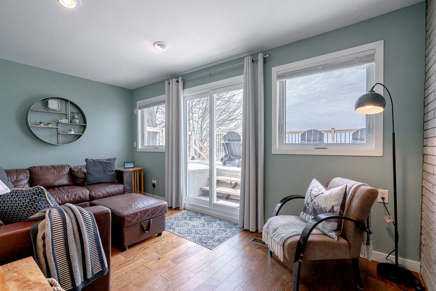 Amazing Beachfront Cottage with Barbecue in Leamington, Ontario