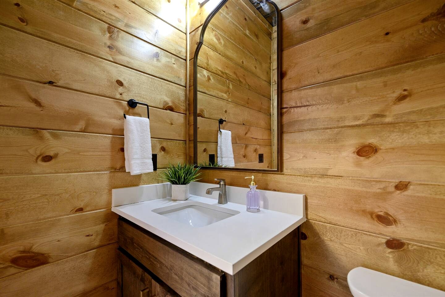 Amazing Cabin Surrounded by Trees in Broken Bow, Oklahoma