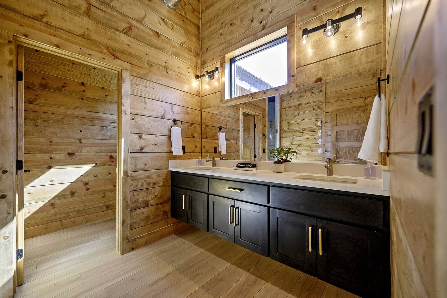 Amazing Cabin Surrounded by Trees in Broken Bow, Oklahoma