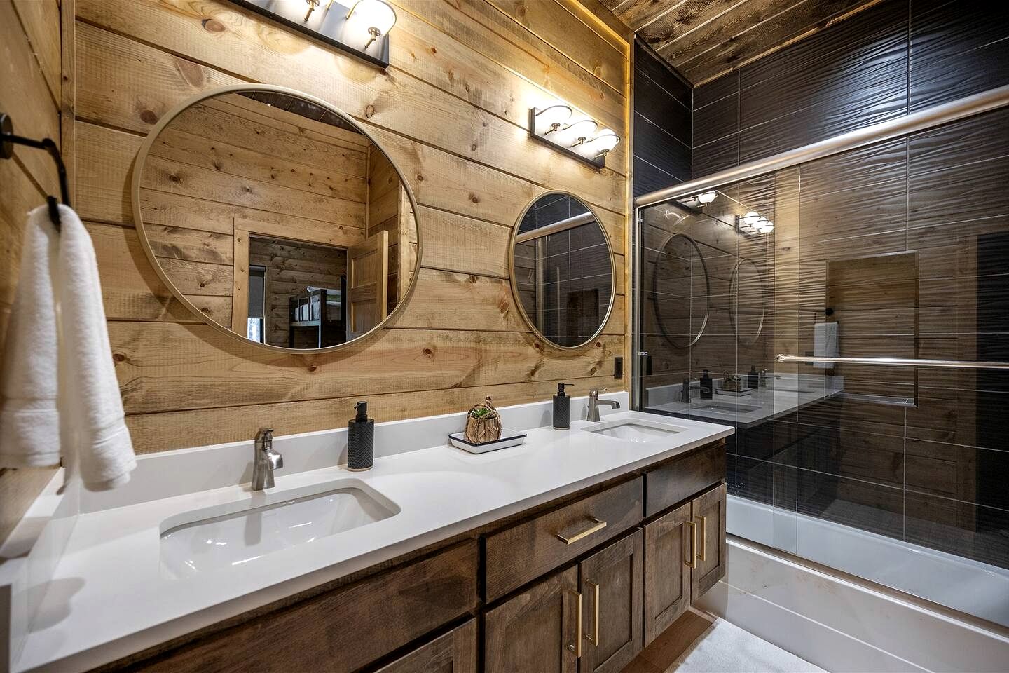 Amazing Cabin Surrounded by Trees in Broken Bow, Oklahoma