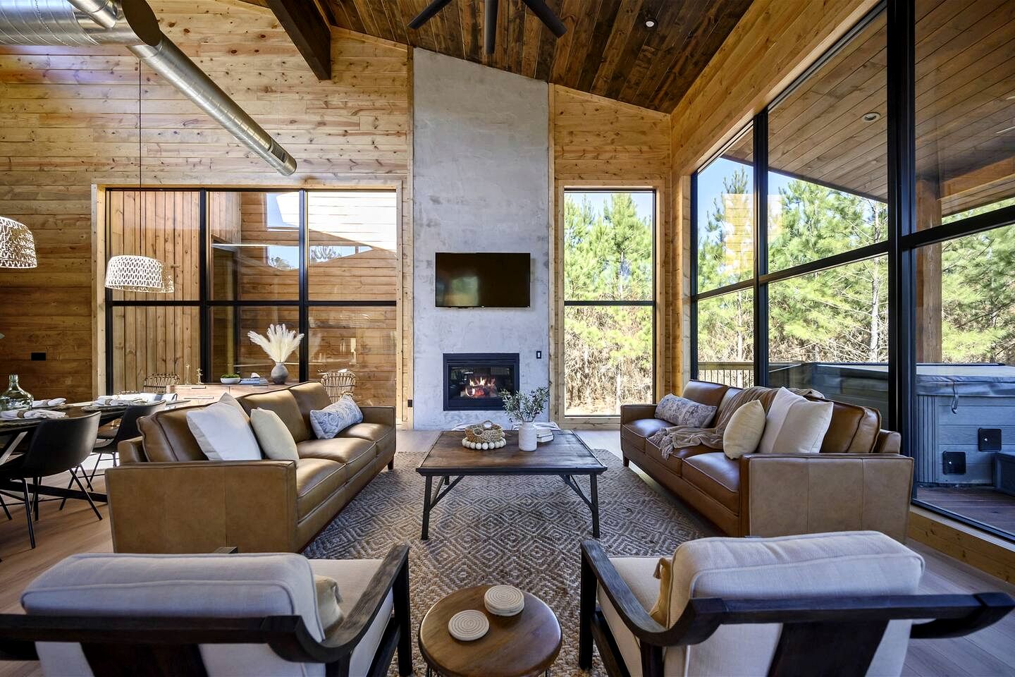 Amazing Cabin Surrounded by Trees in Broken Bow, Oklahoma