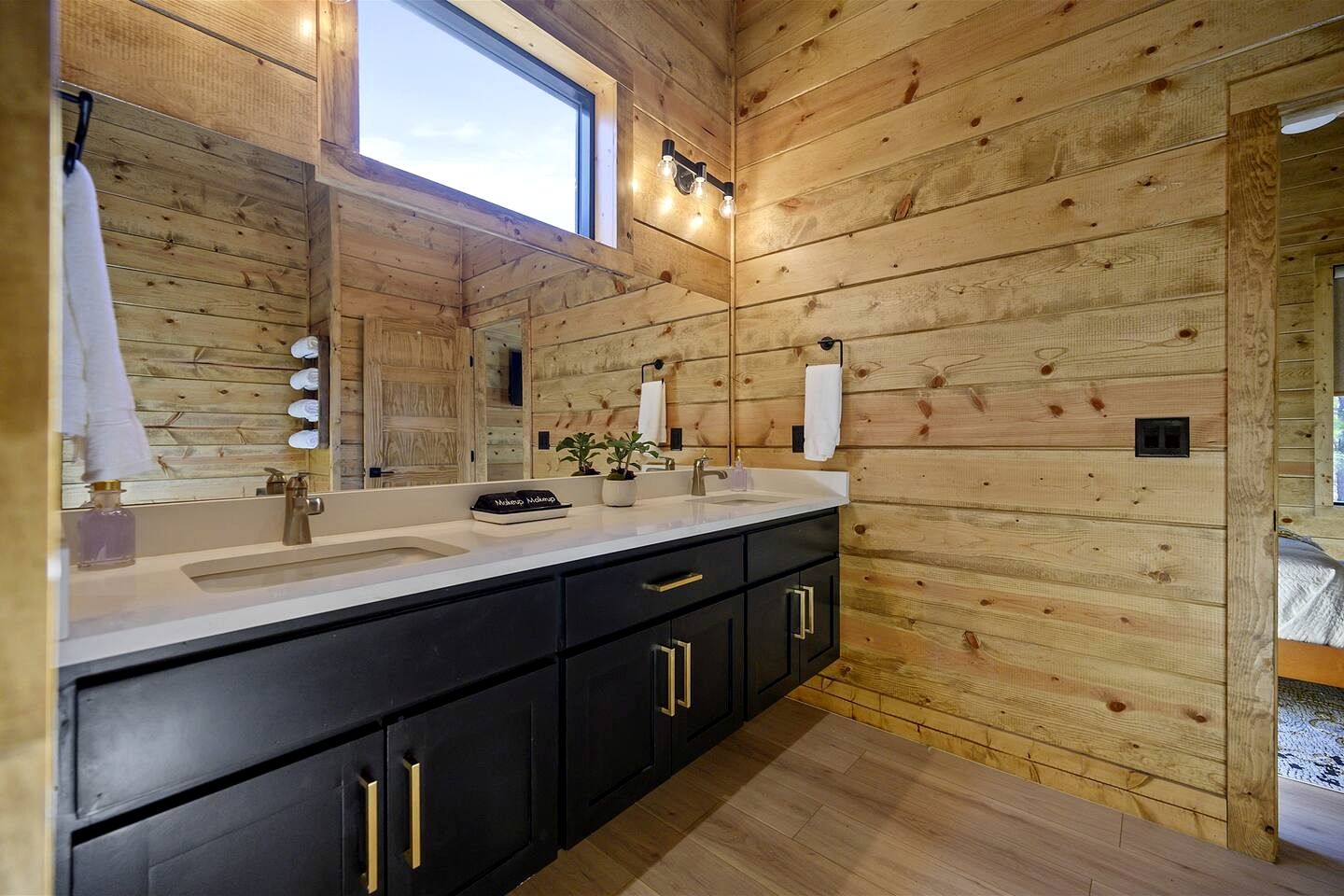 Amazing Cabin Surrounded by Trees in Broken Bow, Oklahoma