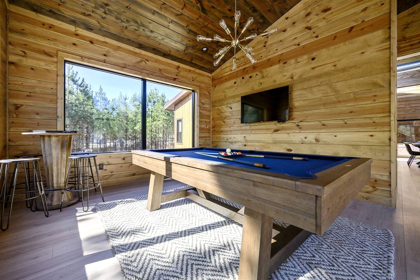 Amazing Cabin Surrounded by Trees in Broken Bow, Oklahoma