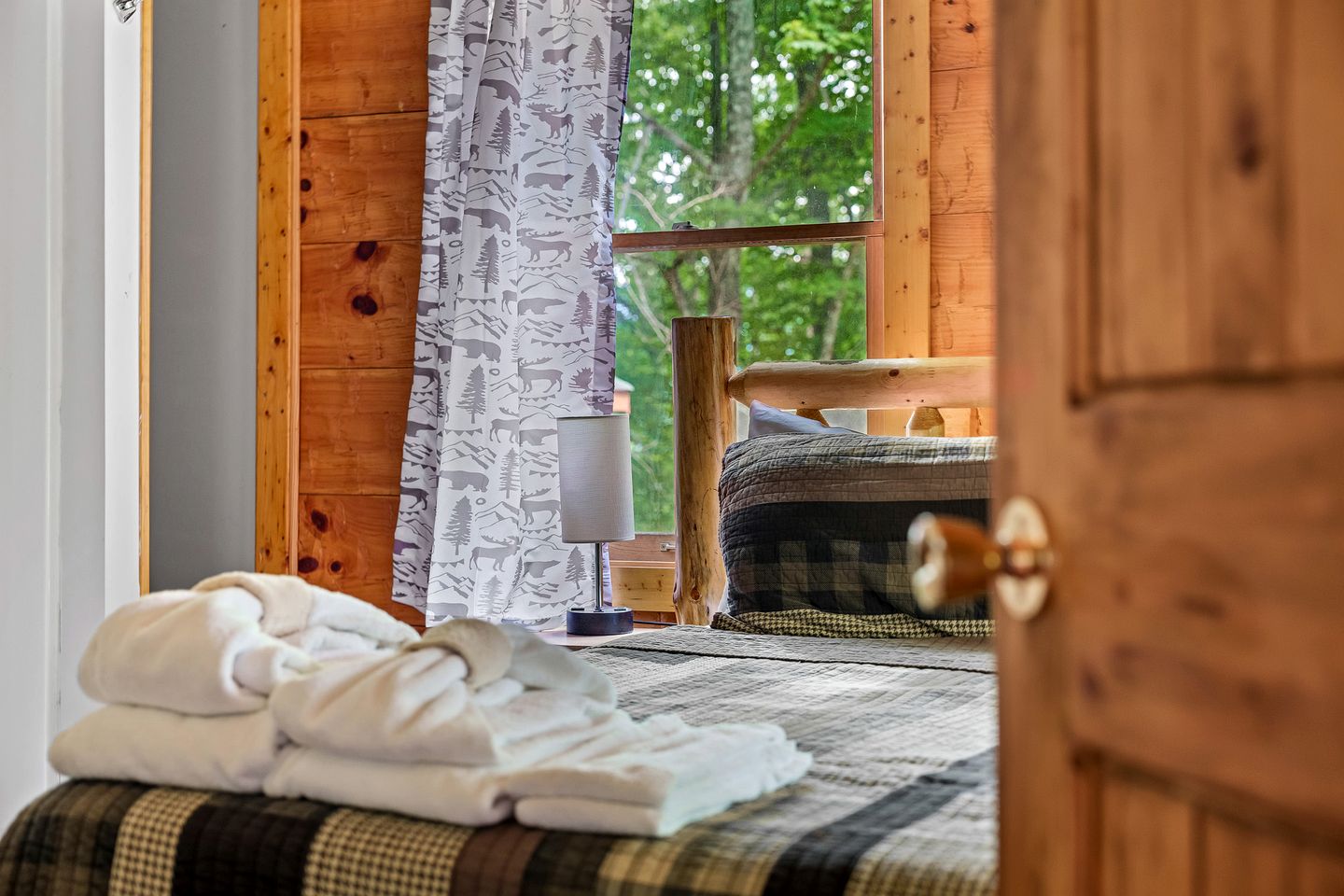 Amazing Cozy Cabin with Fireplace and Hot-tub in Sevierville, Tennessee