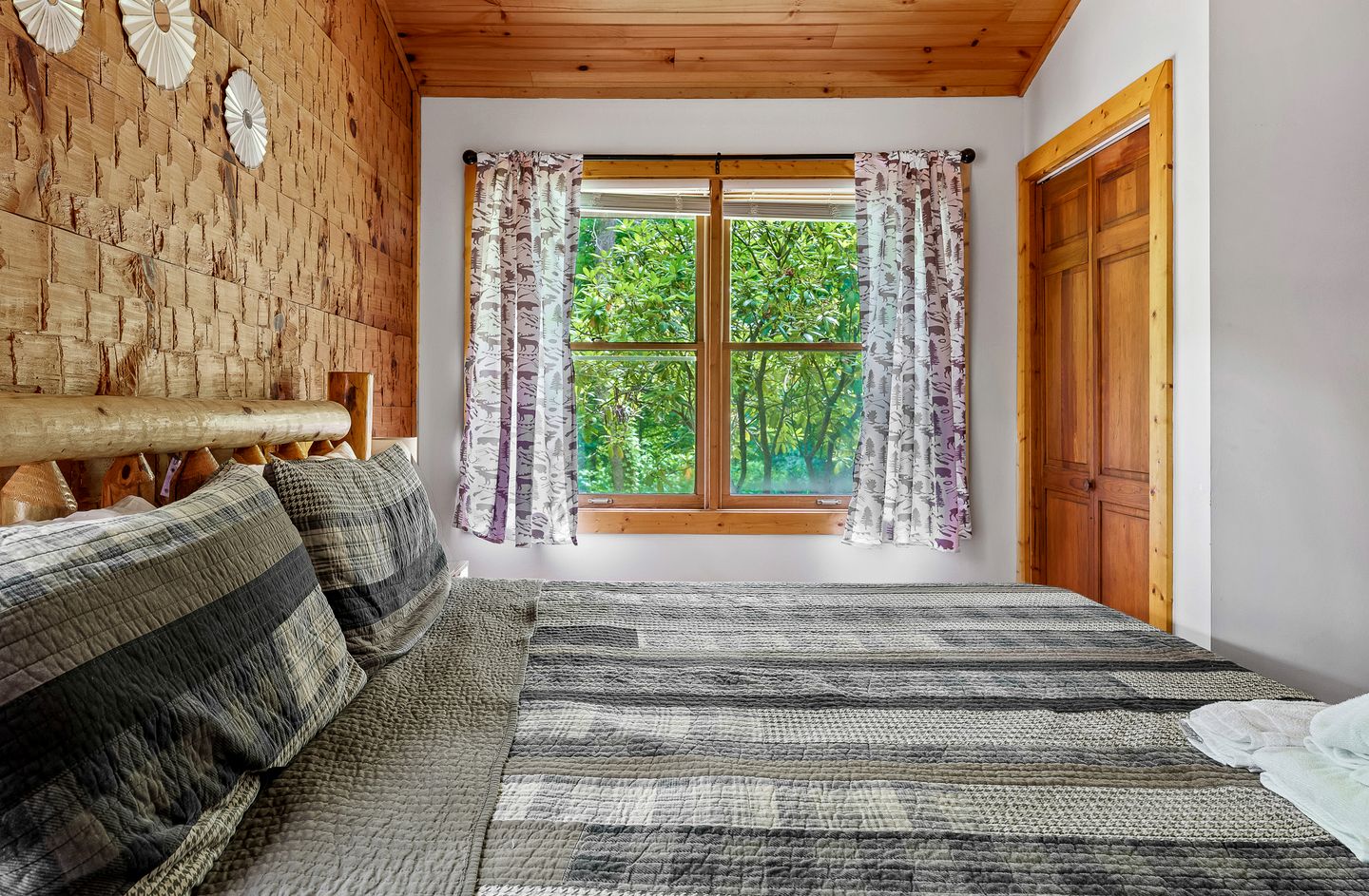 Amazing Cozy Cabin with Fireplace and Hot-tub in Sevierville, Tennessee