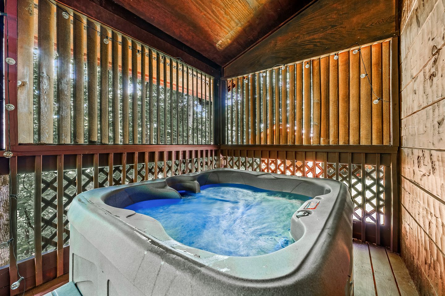 Amazing Cozy Cabin with Fireplace and Hot-tub in Sevierville, Tennessee