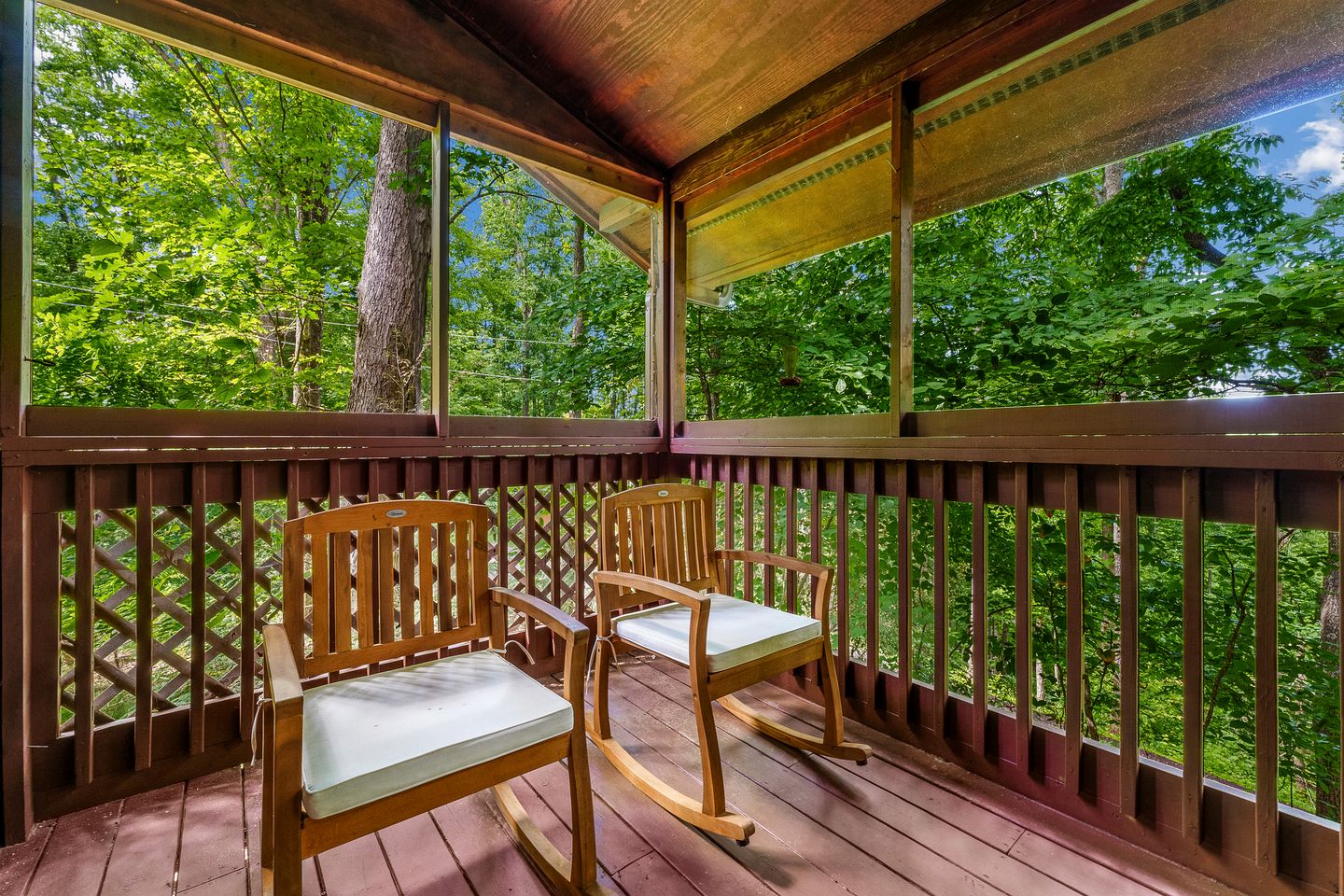 Amazing Cozy Cabin with Fireplace and Hot-tub in Sevierville, Tennessee