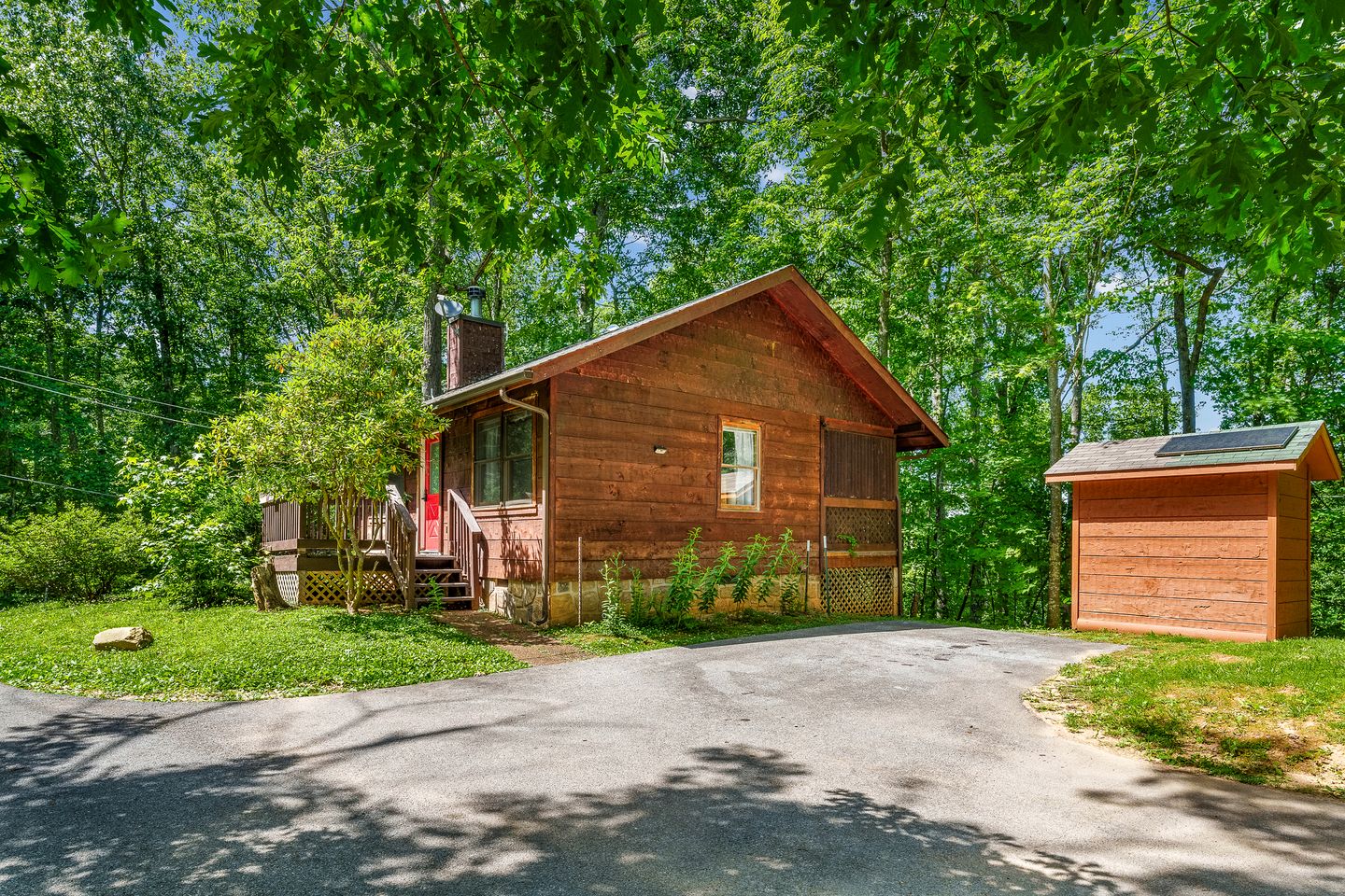 Amazing Cozy Cabin with Fireplace and Hot-tub in Sevierville, Tennessee