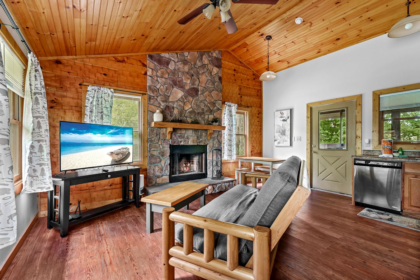 Amazing Cozy Cabin with Fireplace and Hot-tub in Sevierville, Tennessee