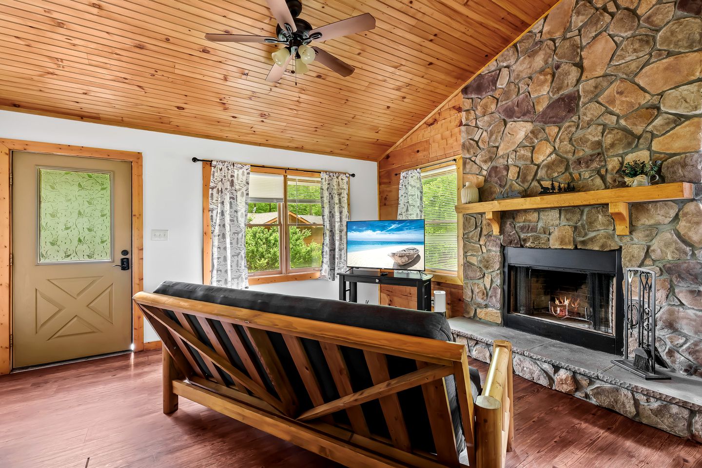 Amazing Cozy Cabin with Fireplace and Hot-tub in Sevierville, Tennessee
