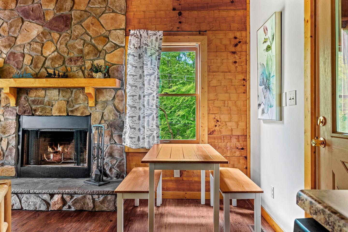 Amazing Cozy Cabin with Fireplace and Hot-tub in Sevierville, Tennessee