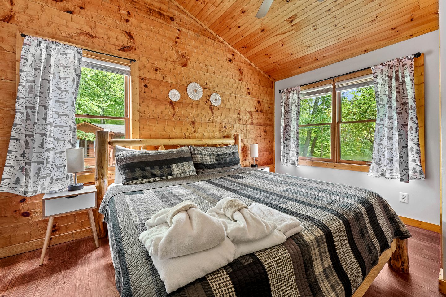 Amazing Cozy Cabin with Fireplace and Hot-tub in Sevierville, Tennessee