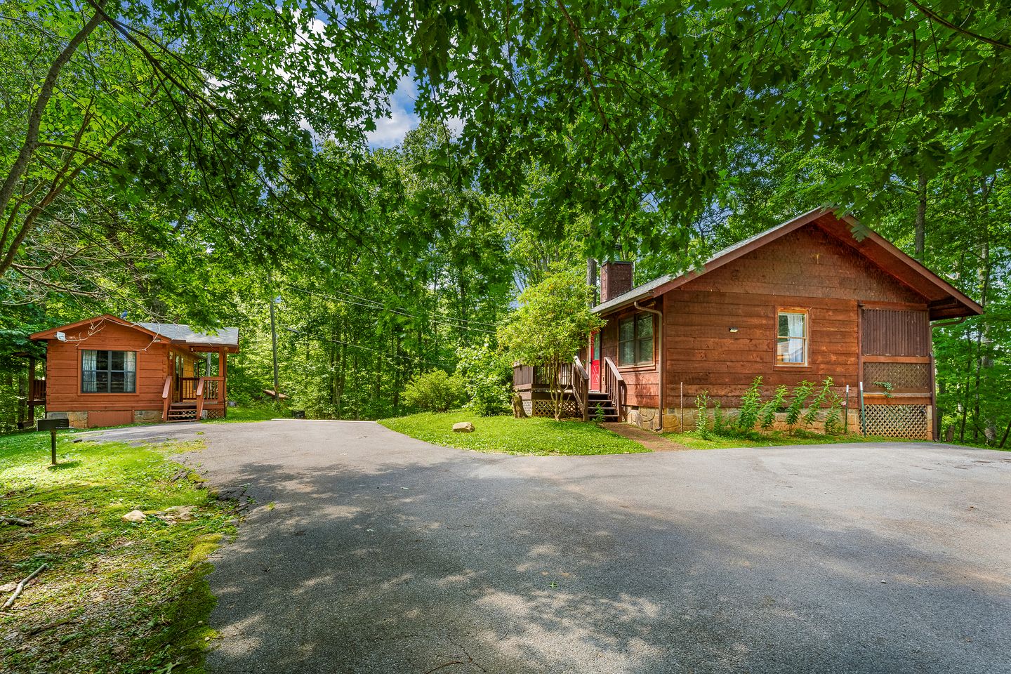 Amazing Cozy Cabin with Fireplace and Hot-tub in Sevierville, Tennessee
