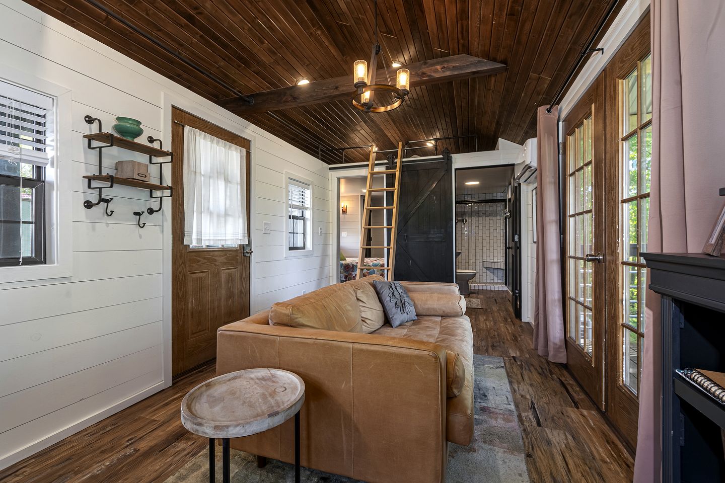 Amazing Cozy Cabin with Fireplace in Marion, Illinois