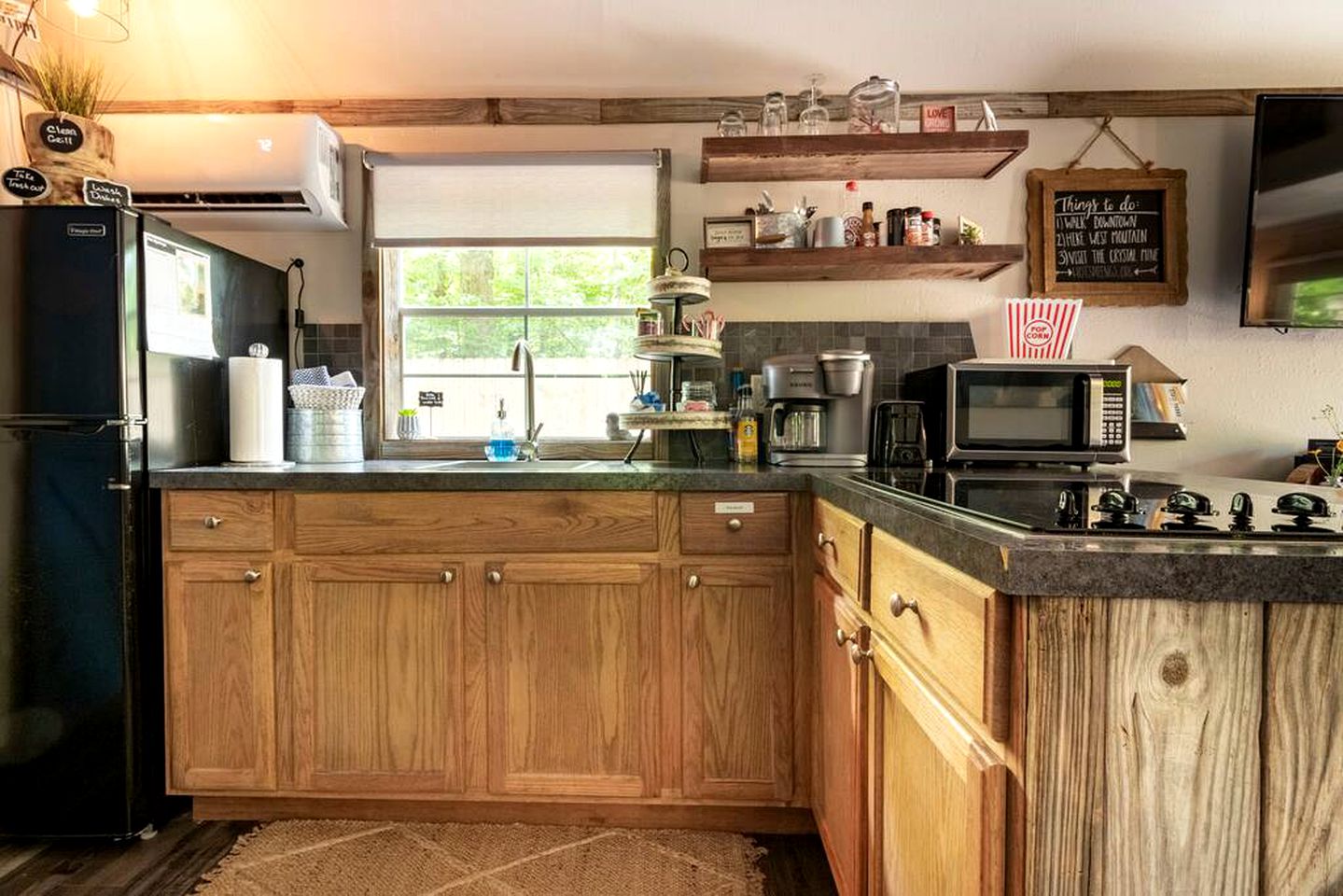 Breathtaking Retreat: Fully Equipped Tiny House with Hot Tub in Garland County, AR