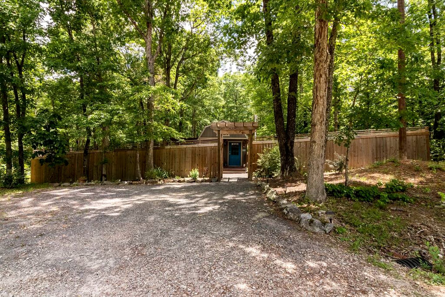 Breathtaking Retreat: Fully Equipped Tiny House with Hot Tub in Garland County, AR