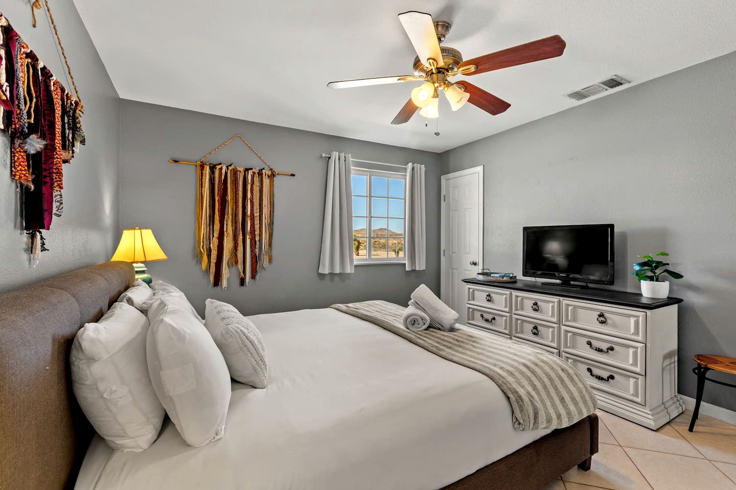 Amazing Joshua Tree Rental, Perfect for Family or Group Glamping and Yoga Retreats