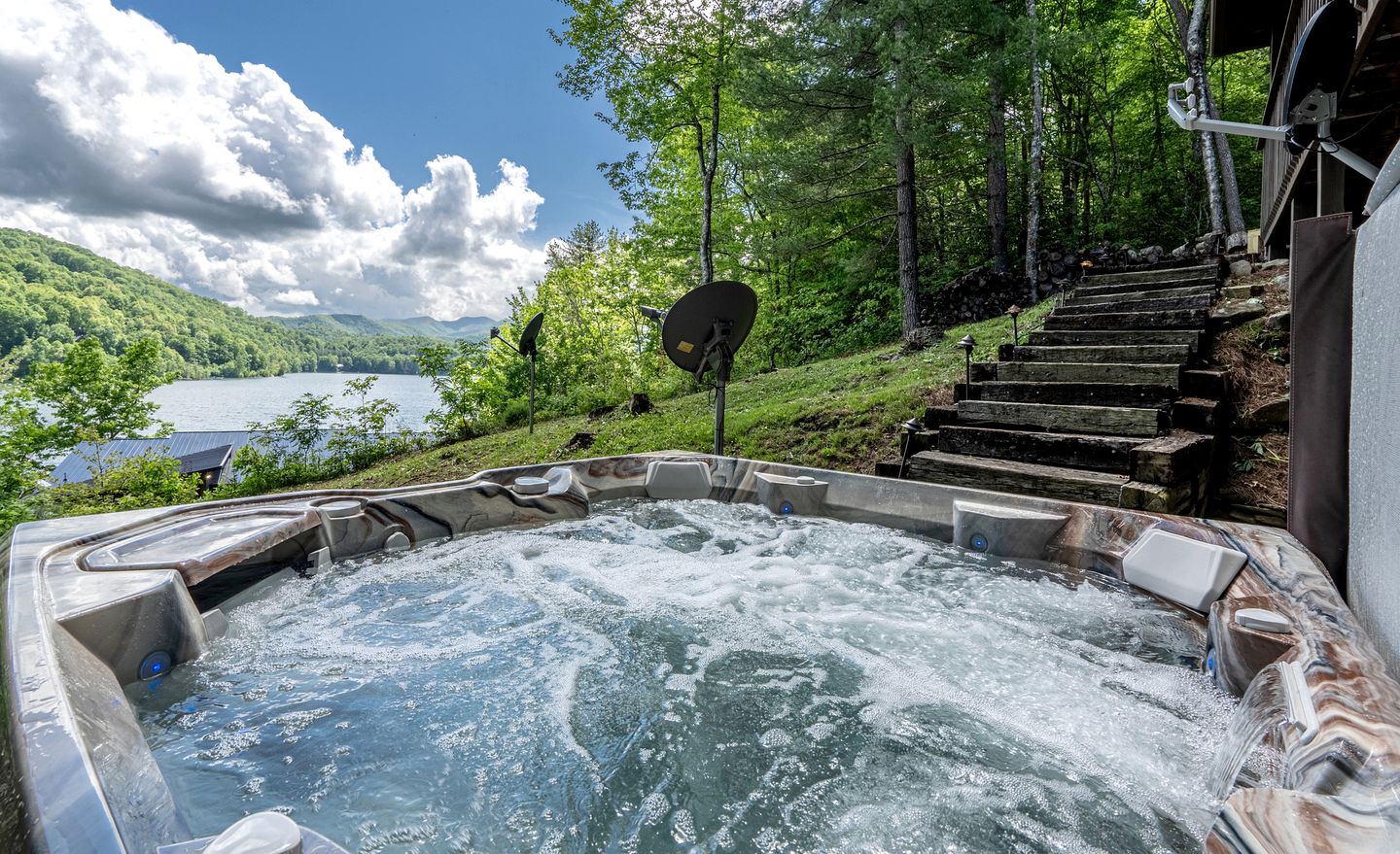 Amazing Lakefront Cabin Perfect for Groups in Topton, North Carolina