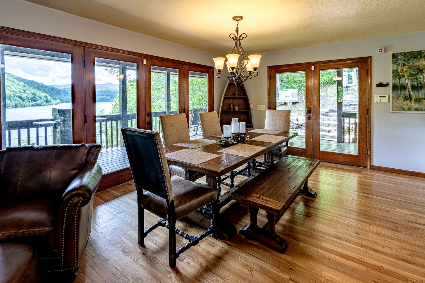 Amazing Lakefront Cabin Perfect for Groups in Topton, North Carolina