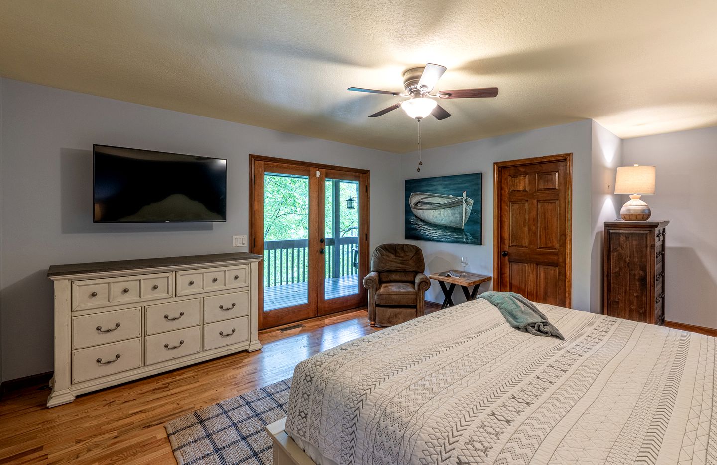 Amazing Lakefront Cabin Perfect for Groups in Topton, North Carolina