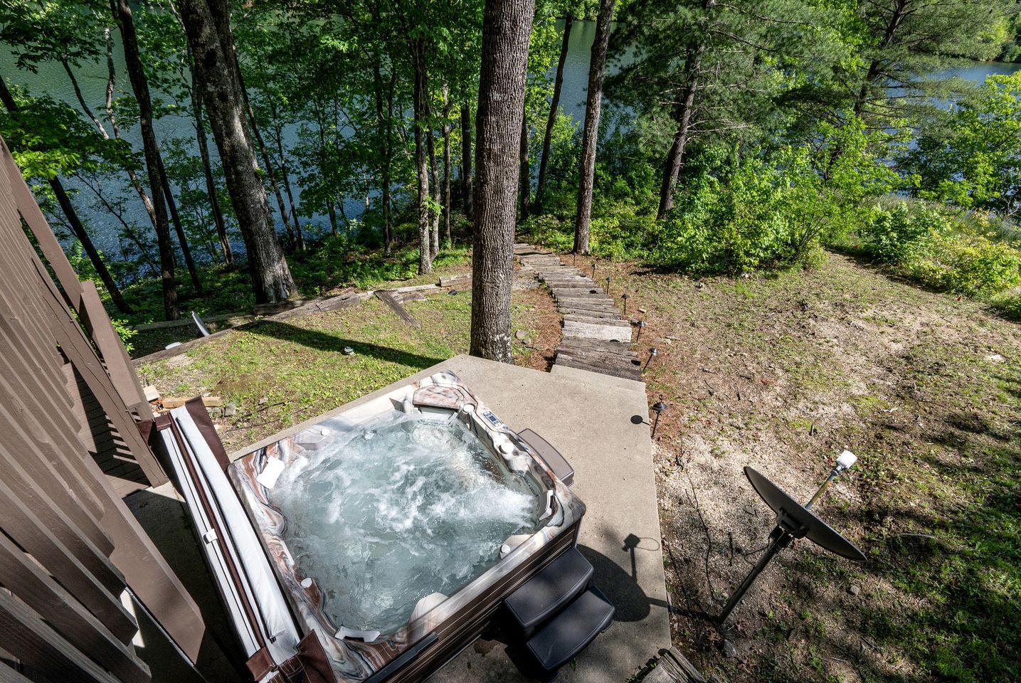 Amazing Lakefront Cabin Perfect for Groups in Topton, North Carolina