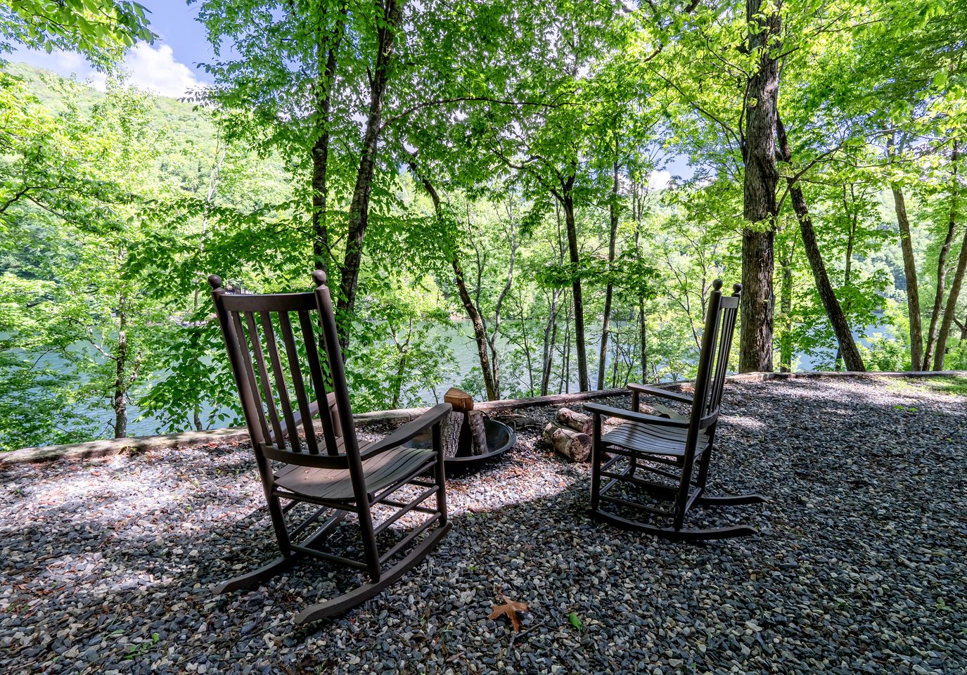 Amazing Lakefront Cabin Perfect for Groups in Topton, North Carolina