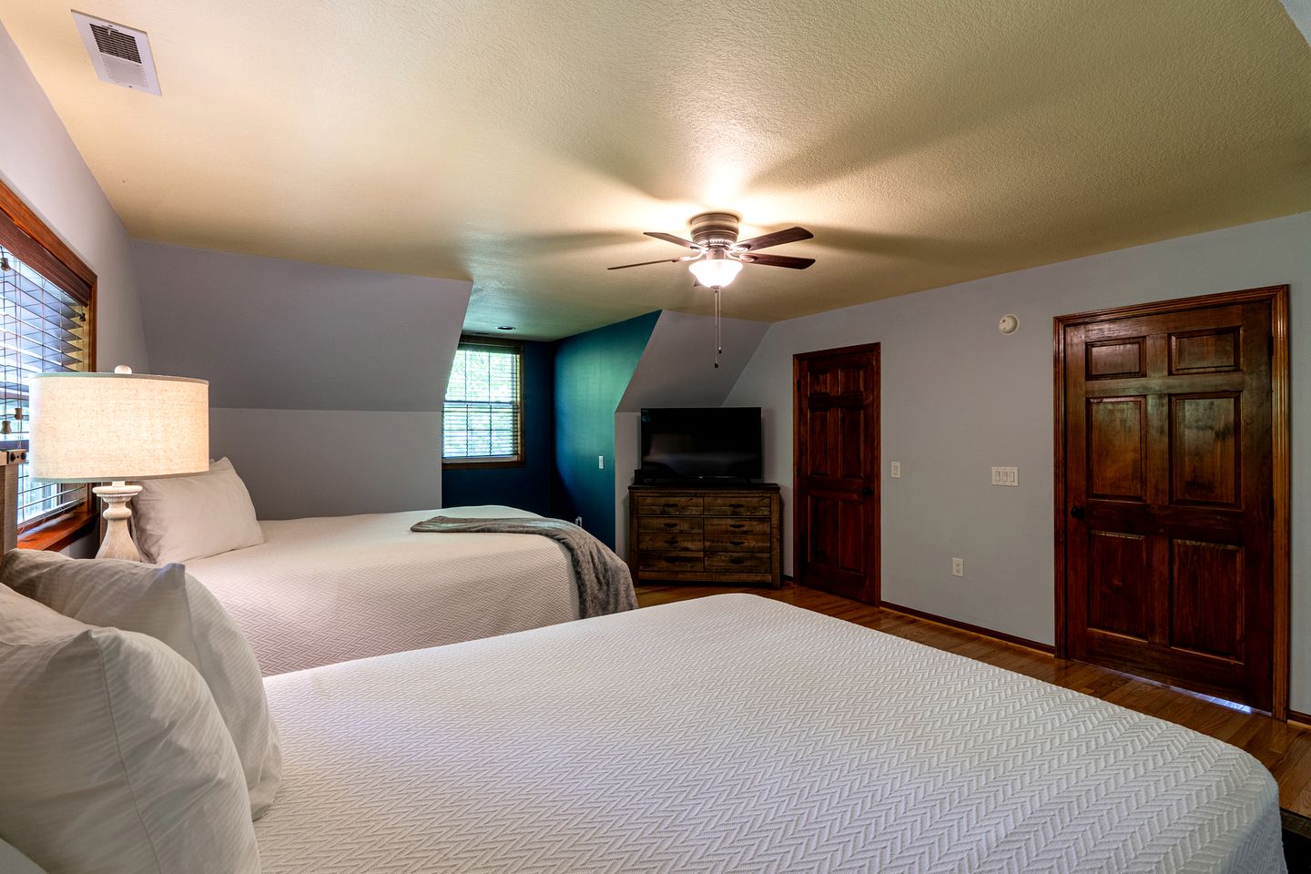 Amazing Lakefront Cabin Perfect for Groups in Topton, North Carolina